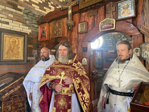 Отец Олег (Дудкин), отец Феодор Конюхов и отец Никандр (Речкунов) во время совместной службы .